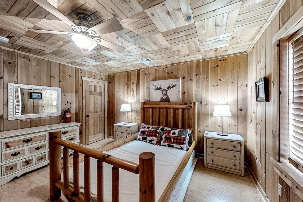Mountain Lion'S Tales Villa Gatlinburg Exterior photo