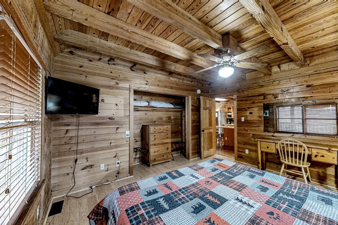 Mountain Lion'S Tales Villa Gatlinburg Exterior photo