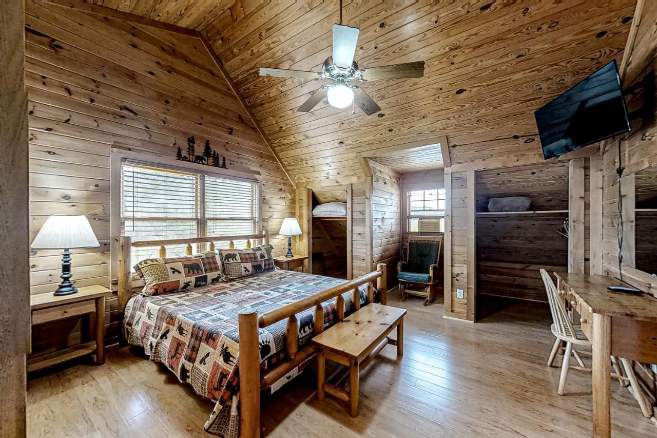 Mountain Lion'S Tales Villa Gatlinburg Exterior photo